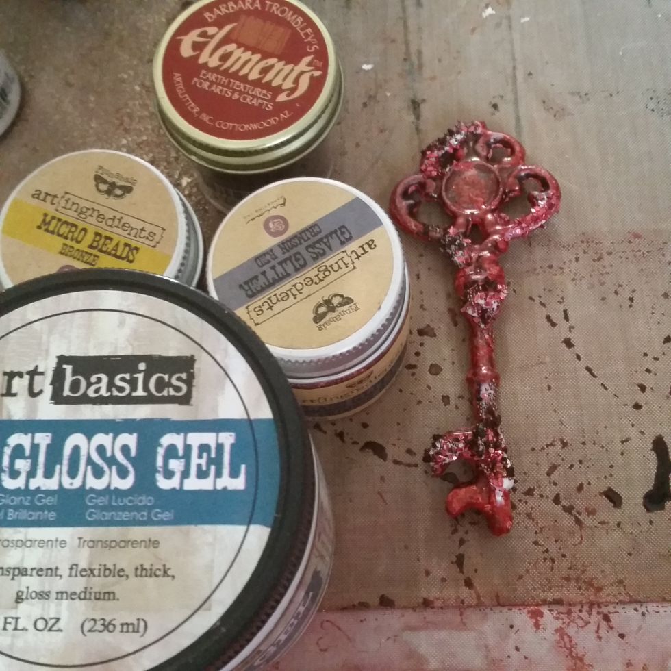 Add gloss gel to areas and fill in the red beads, glitter glass, and other texture elements for texture. to the key.