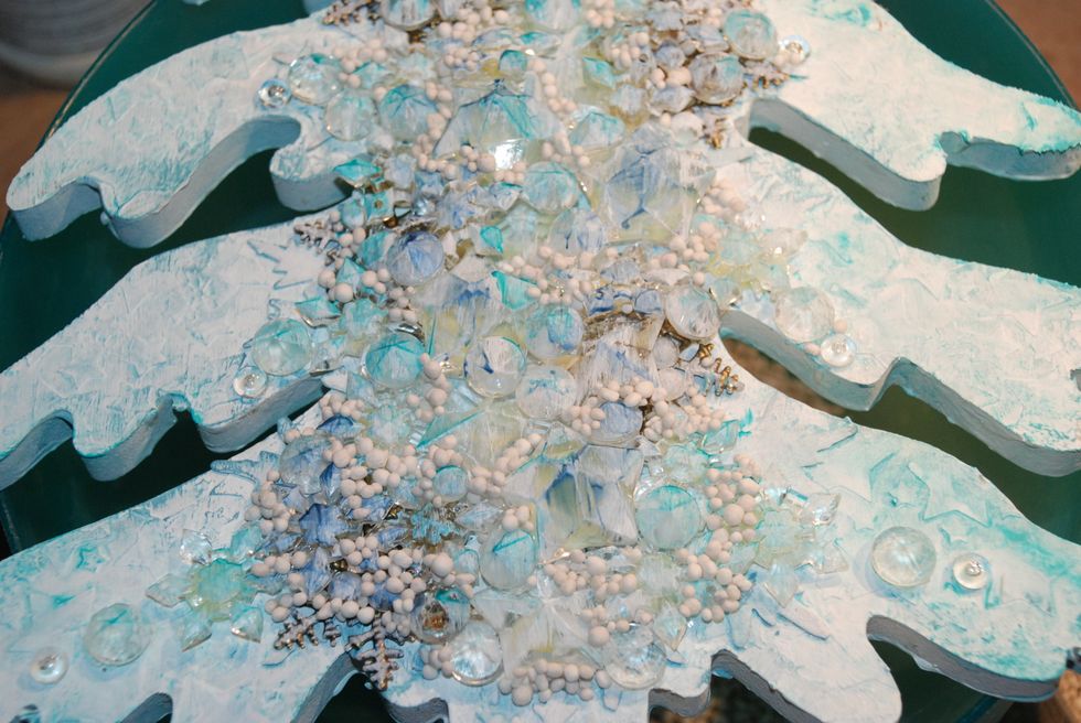 Add glue in the bigger gabs and add medium Art Stones.