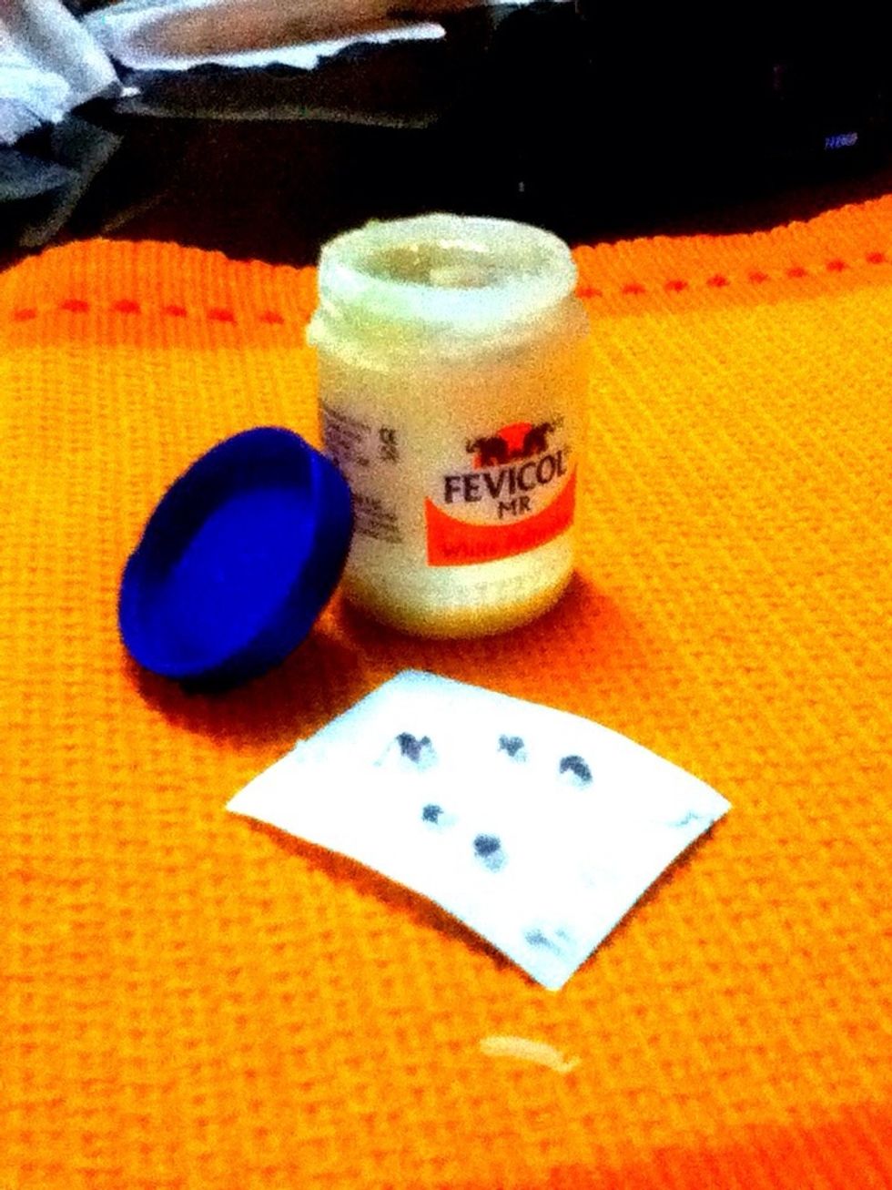 Add glue to the 4 corners of the rectangle