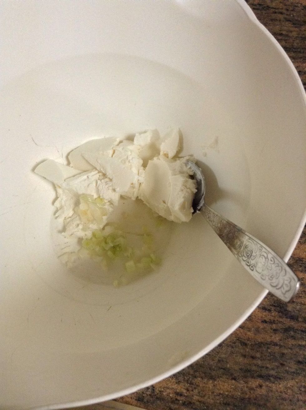 Add green onions to the bawl