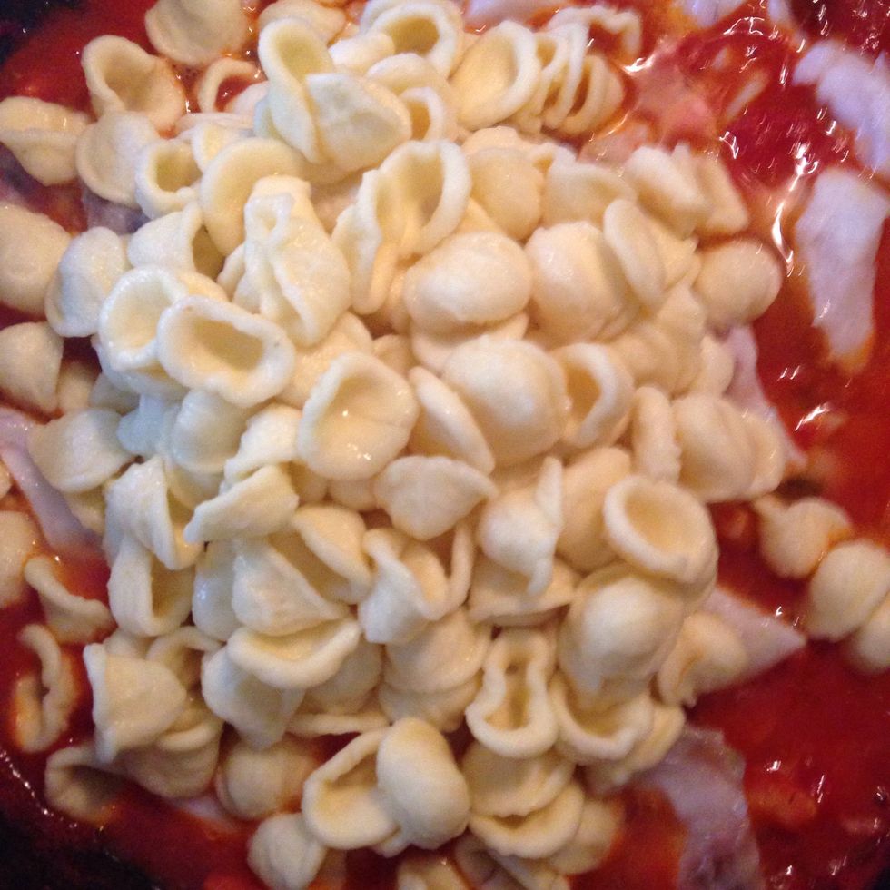 Add half a cup of broth and cook the pasta in risotto style. Add hot broth each time it deserves until the pasta is cooked (almost 10 minutes)