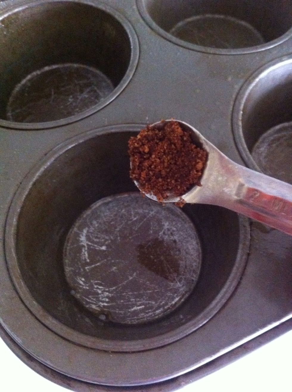 Add half a teaspoon of filling mixture into each tin (I always add a whole teaspoon though to make the bottom of the rolls more flavourful!) \ud83d\ude0d\ud83d\ude18