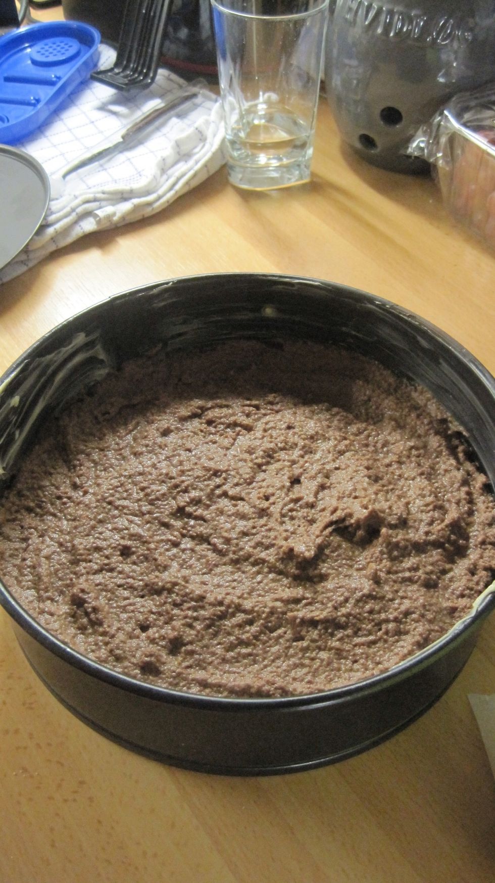 Add half of one filling and top with a cake bottom. It is not important which filling you begin with.