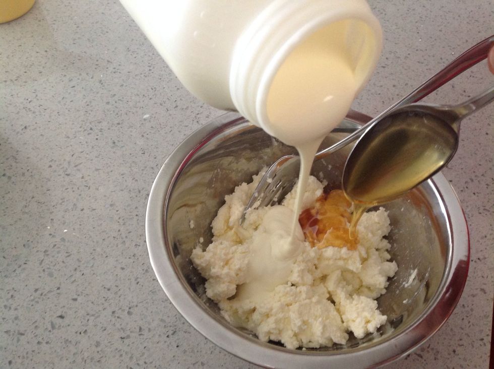 Add honey and thickened cream to the ricotta cheese and mix thoroughly.