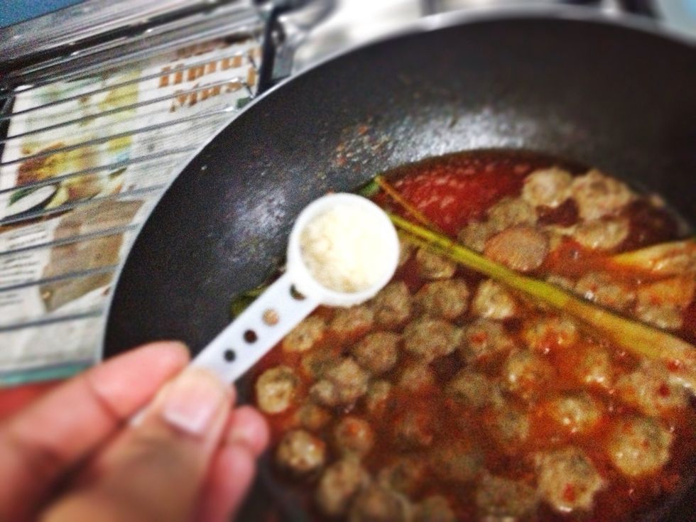 Add in 1/2 tbsp of sugar and 1 tsp of salt. Taste test. I myself like it a bit sweet, so I add in 1 tbsp if sugar. U can also add in more ground white pepper :) let it simmer for about 5 mnts