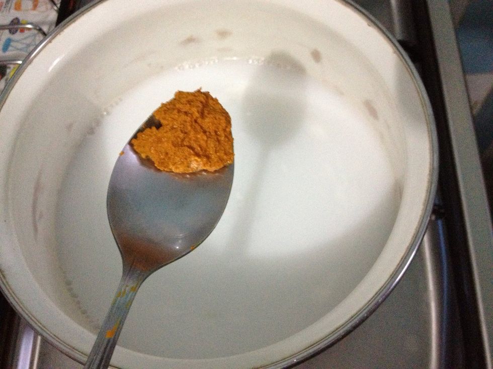 Add in grated 10cm of fresh old turmeric. If you happen only has the groud turmeric, add in 1,5 to 2 tsp of it.