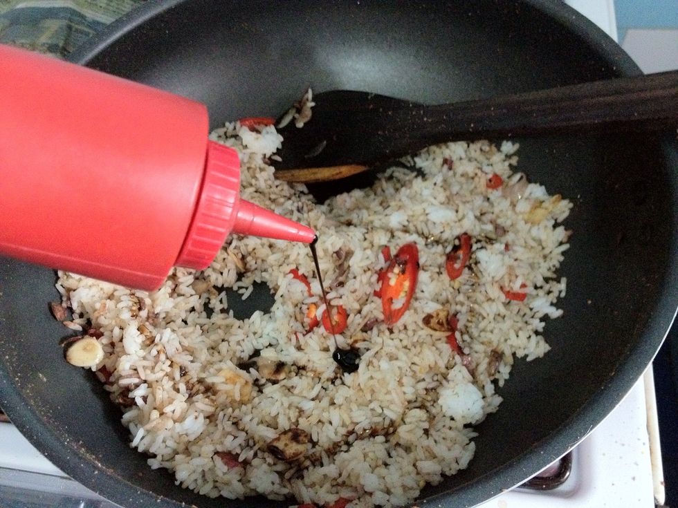 Add in little bit of dark soy sauce (sweet soy sauce) to give it more color. Not too much coz this is not a sweet fried rice. Maintain the balance of flavor