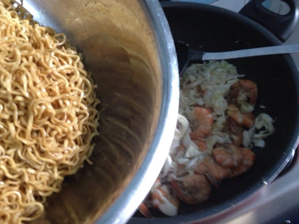 Add in the bakmi (noodles). Cook for about 2 mnts. Add more salt/pepper if you like