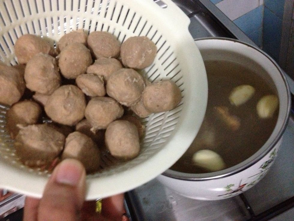 Add in the beef meatballs into a boiled chicken stock. Let it simmer for about 20-30 minutes