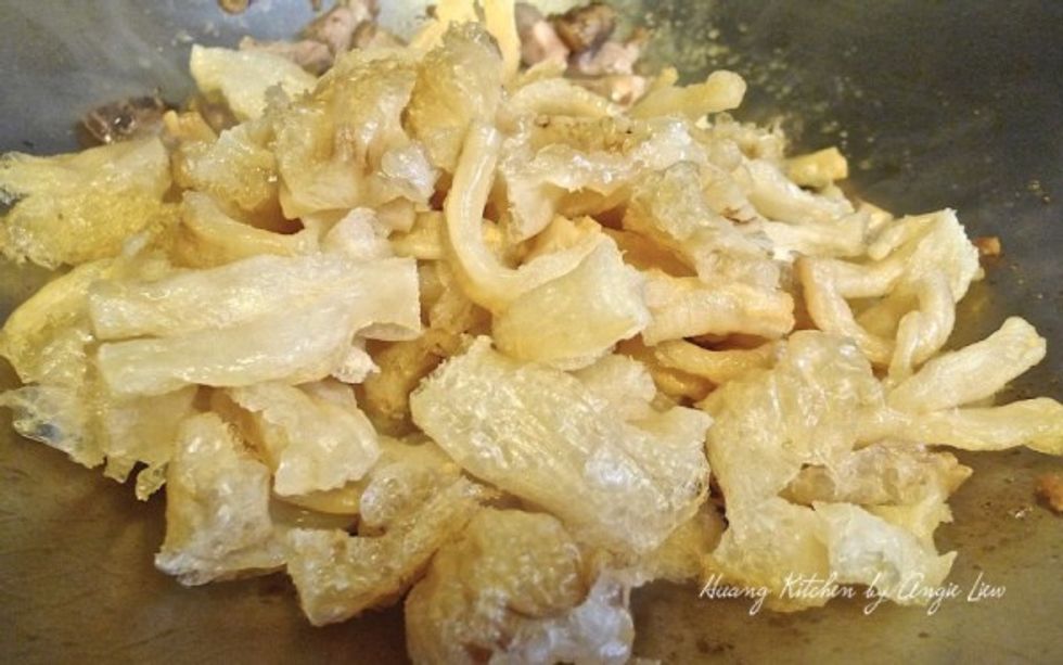 Add in the soaked pork tendon and fish maw.