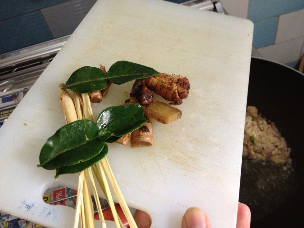 Add in the the pan: 2 stalks of lemongrass (bruised the tip), 5-6 kaffir lime leaves (tear the leaves), 3 ginger, finely sliced and 4 cm of galangal ( finnely sliced). Cook for about 1 mnt