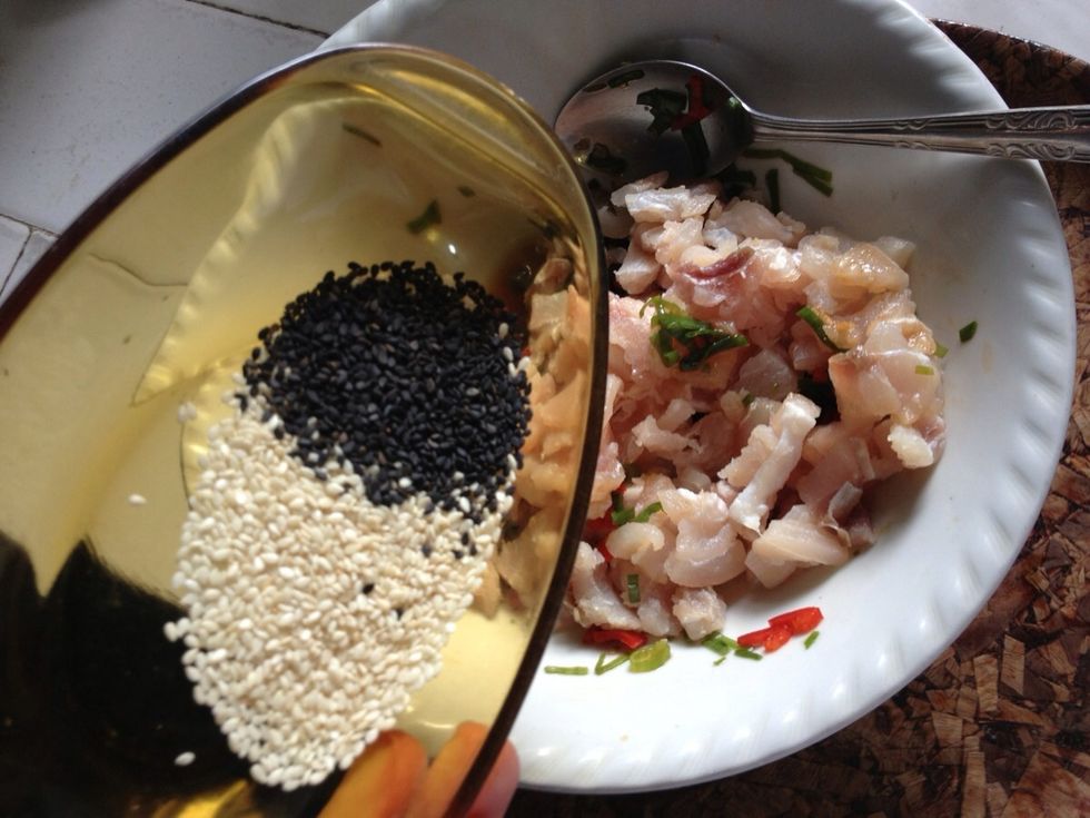 Add in the tuna in the soy sauce mixture, give a couple of stir and add in the black and white sesame seeds