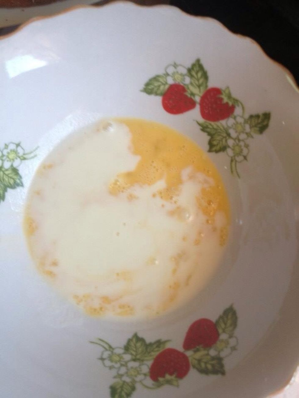 Add milk to the egg.