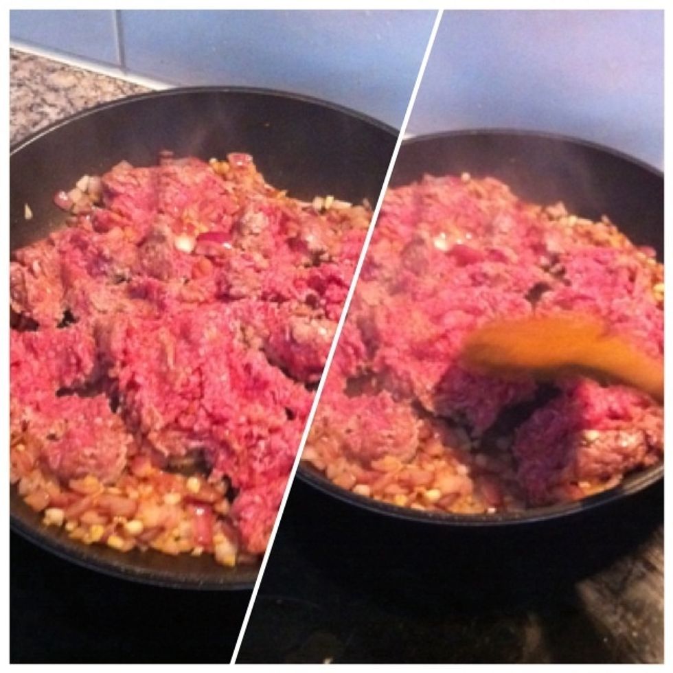 Add minced meat and keep on stirring.