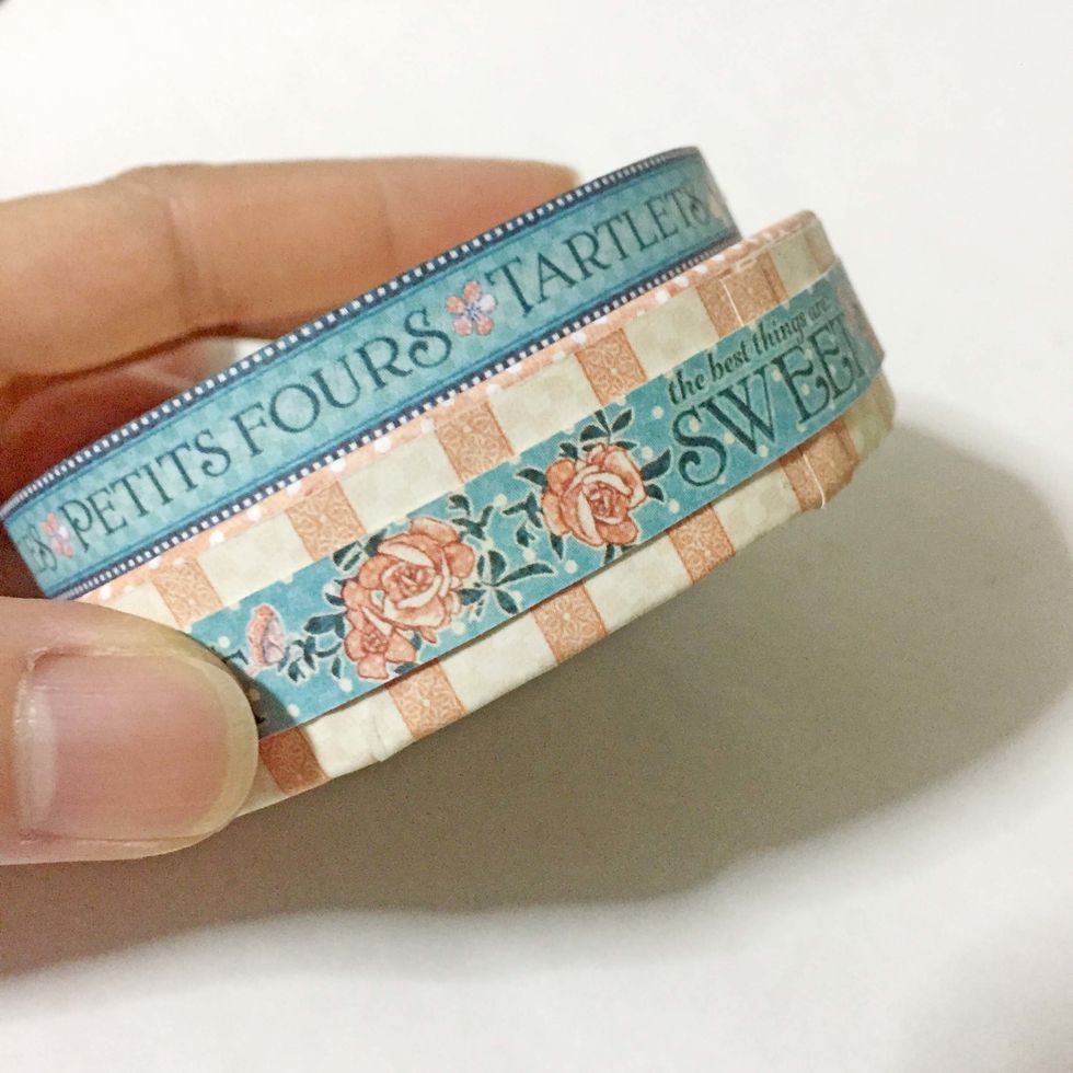 Add more design onto the rim of the lid. And the jar lid is completed.