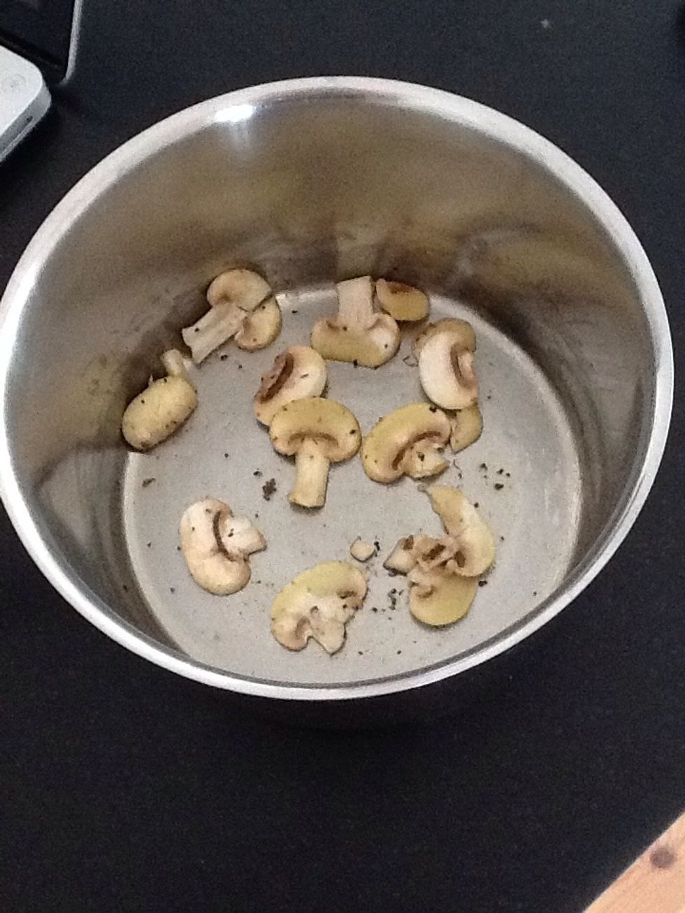 Add mushrooms, black pepper, pink peppercorns and olive oil into a pan and fry.