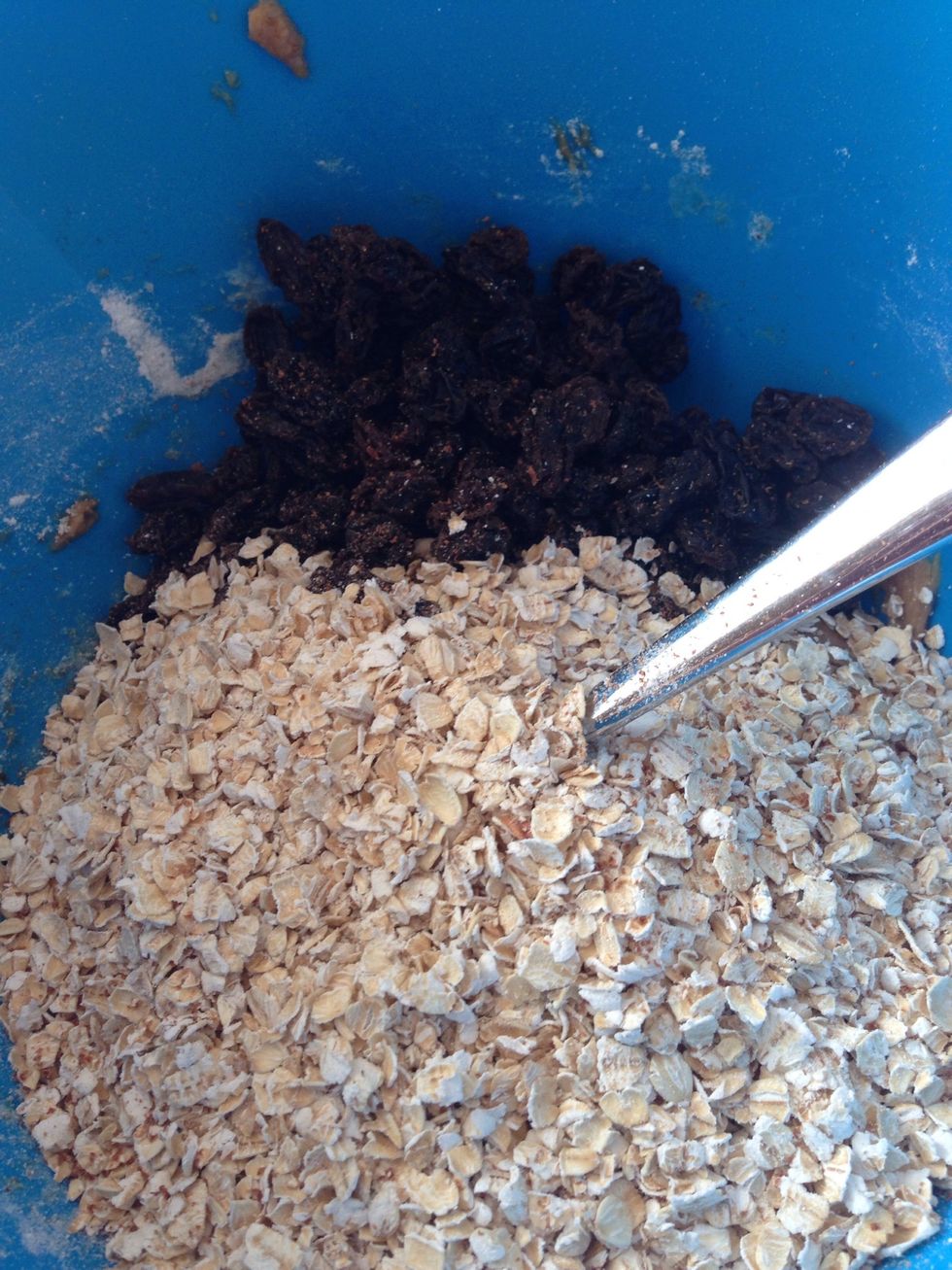 Add oatmeal and raisin in the mixture.