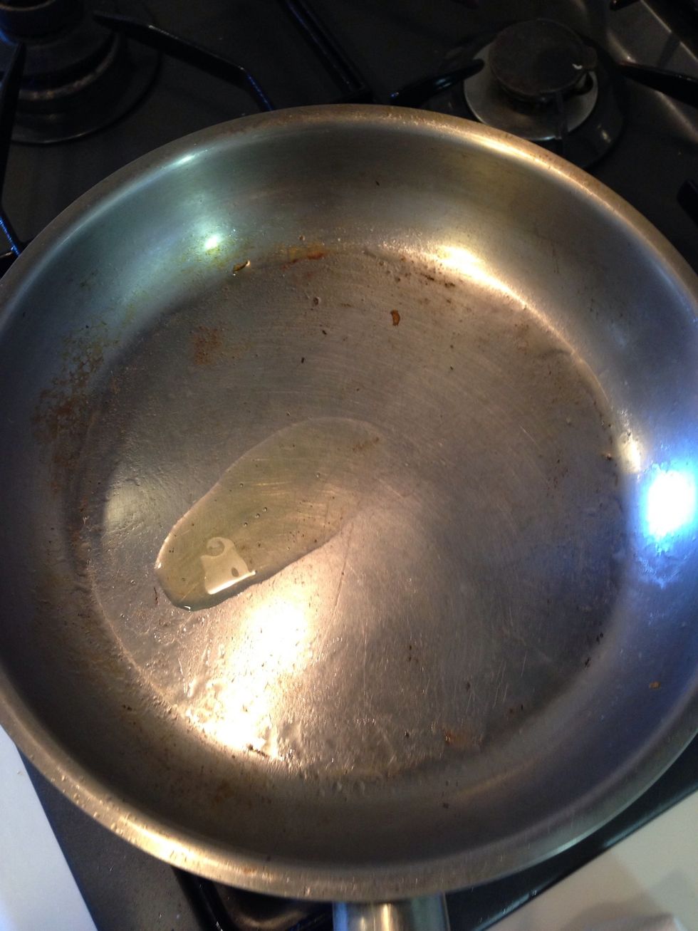 Add olive oil into the skillet