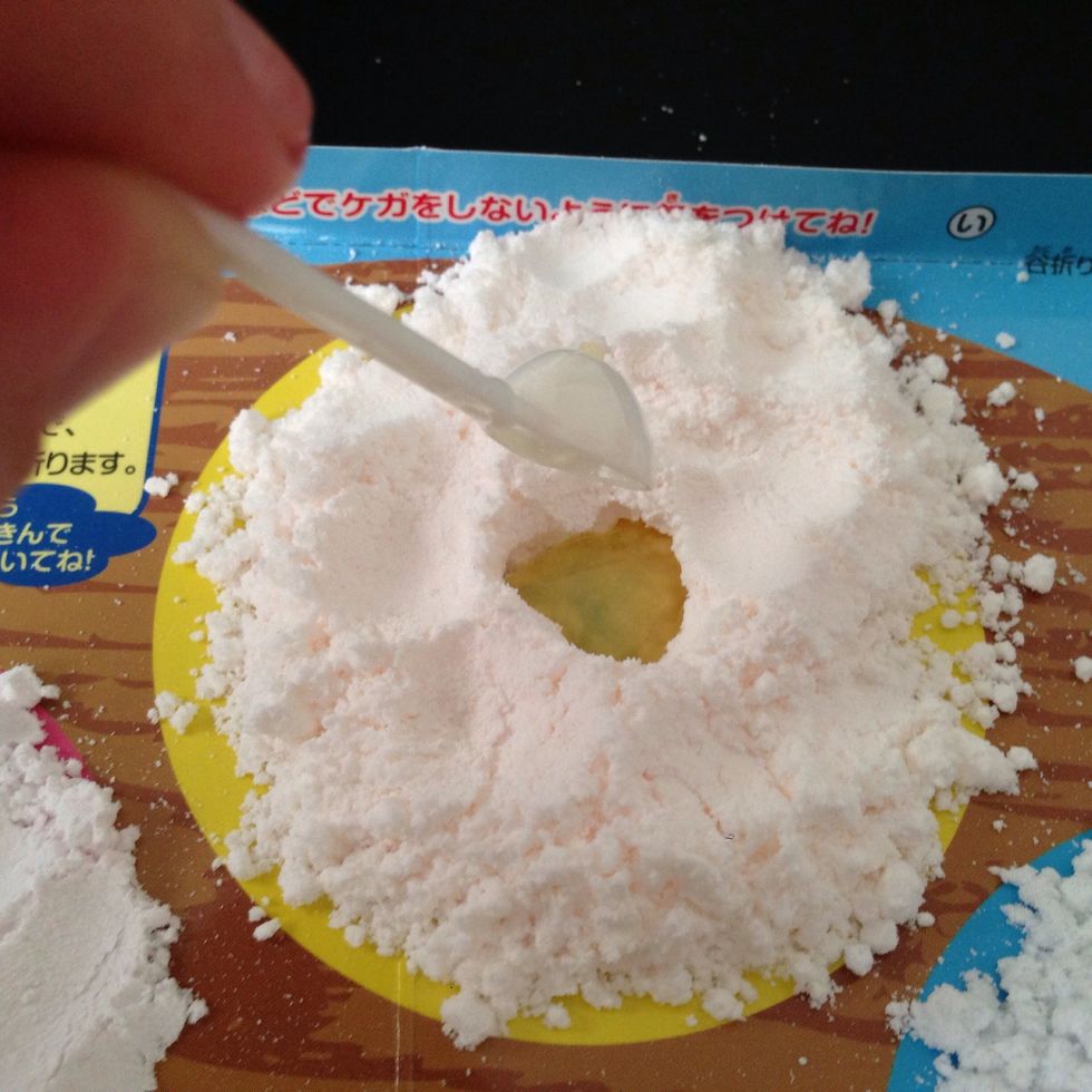 Add one scoop of water into reservoir