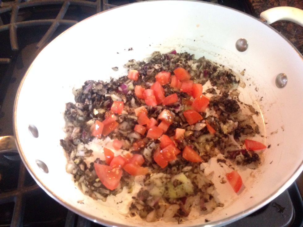 Add onions & mushrooms first to hot skillet, and saut\u00e9 a couple of minutes. Add other optional veggies. Press in garlic.