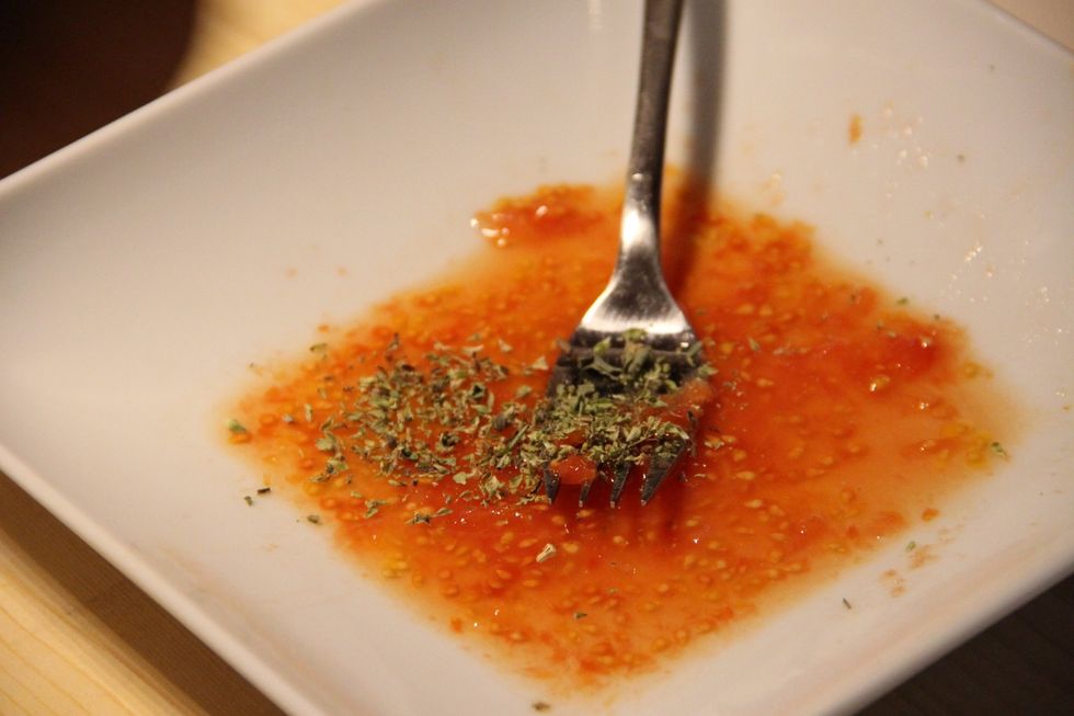 Add oregano to the pulp of the tomato
