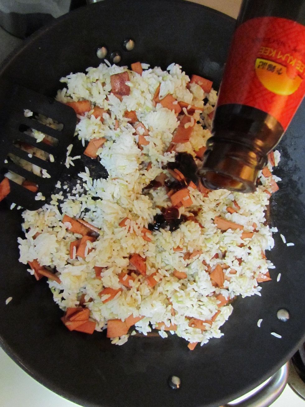 Add oyster sauce, soy sauce and black pepper to taste. Stir until well mixed.