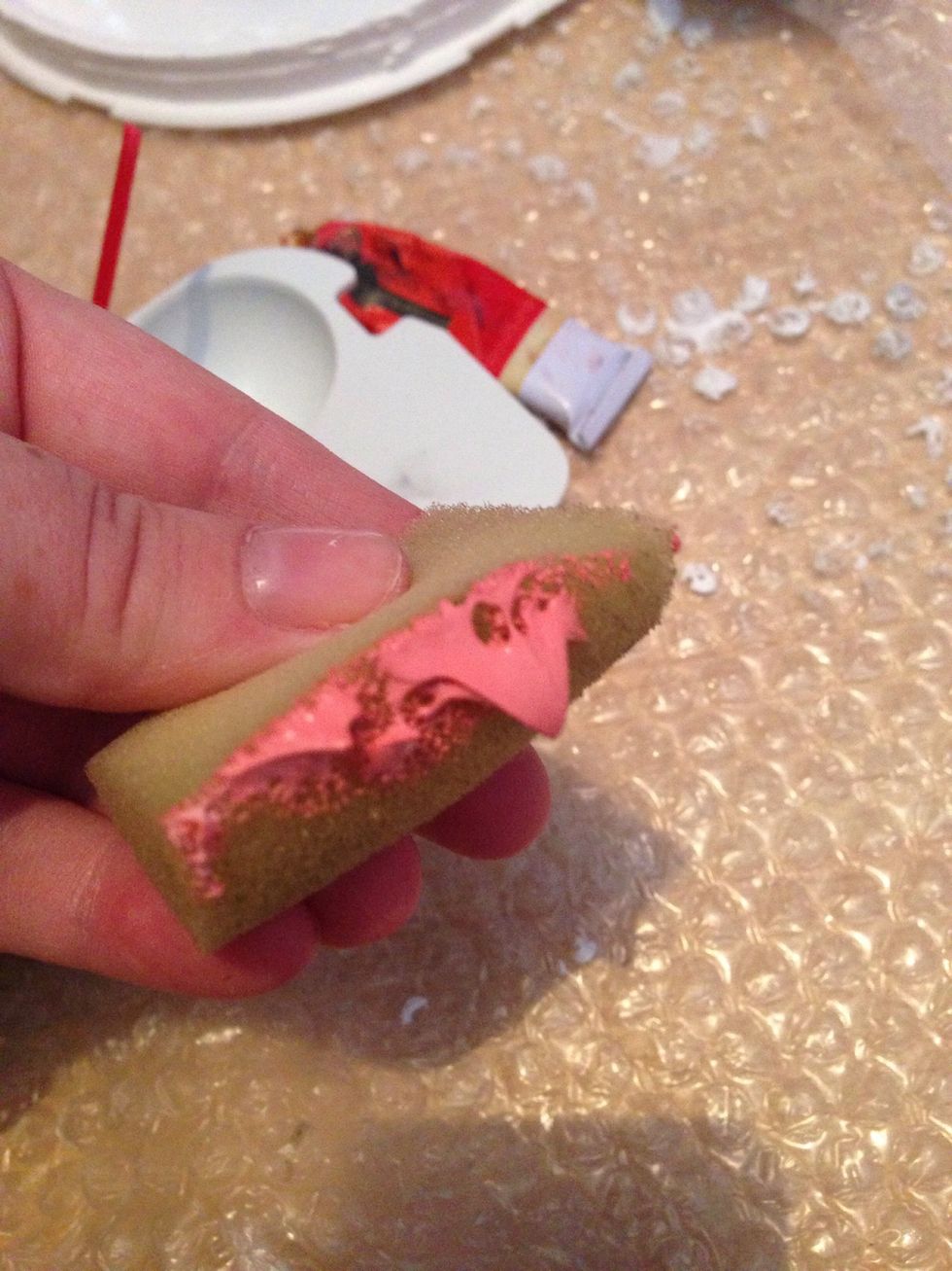 Add paint to the edge of sponge