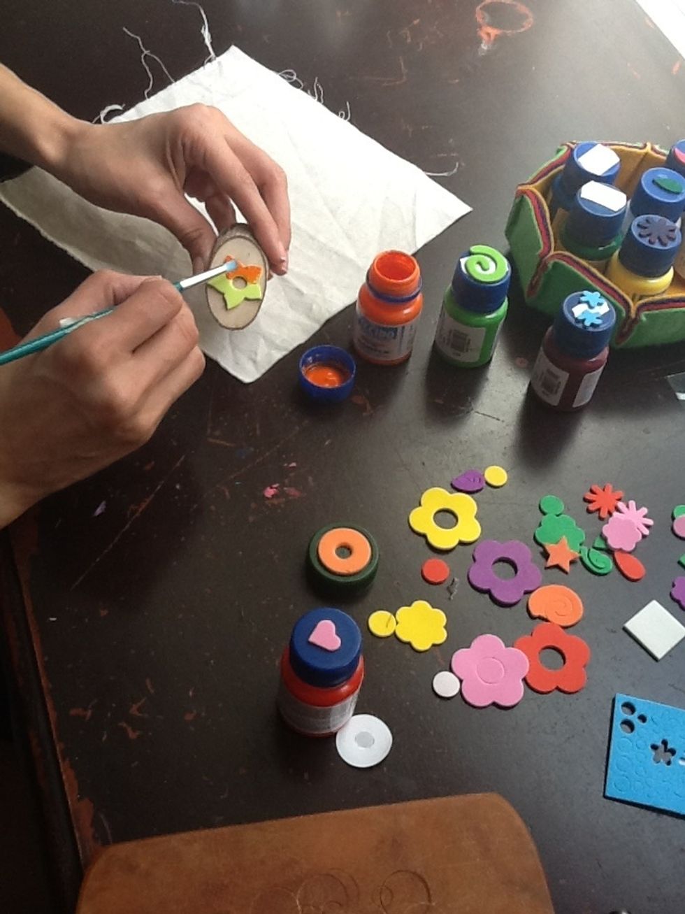 Add paint to the sticker. I use a brush / aplica la pintura sobre el foamy. Para ello prefiero usar un pincel