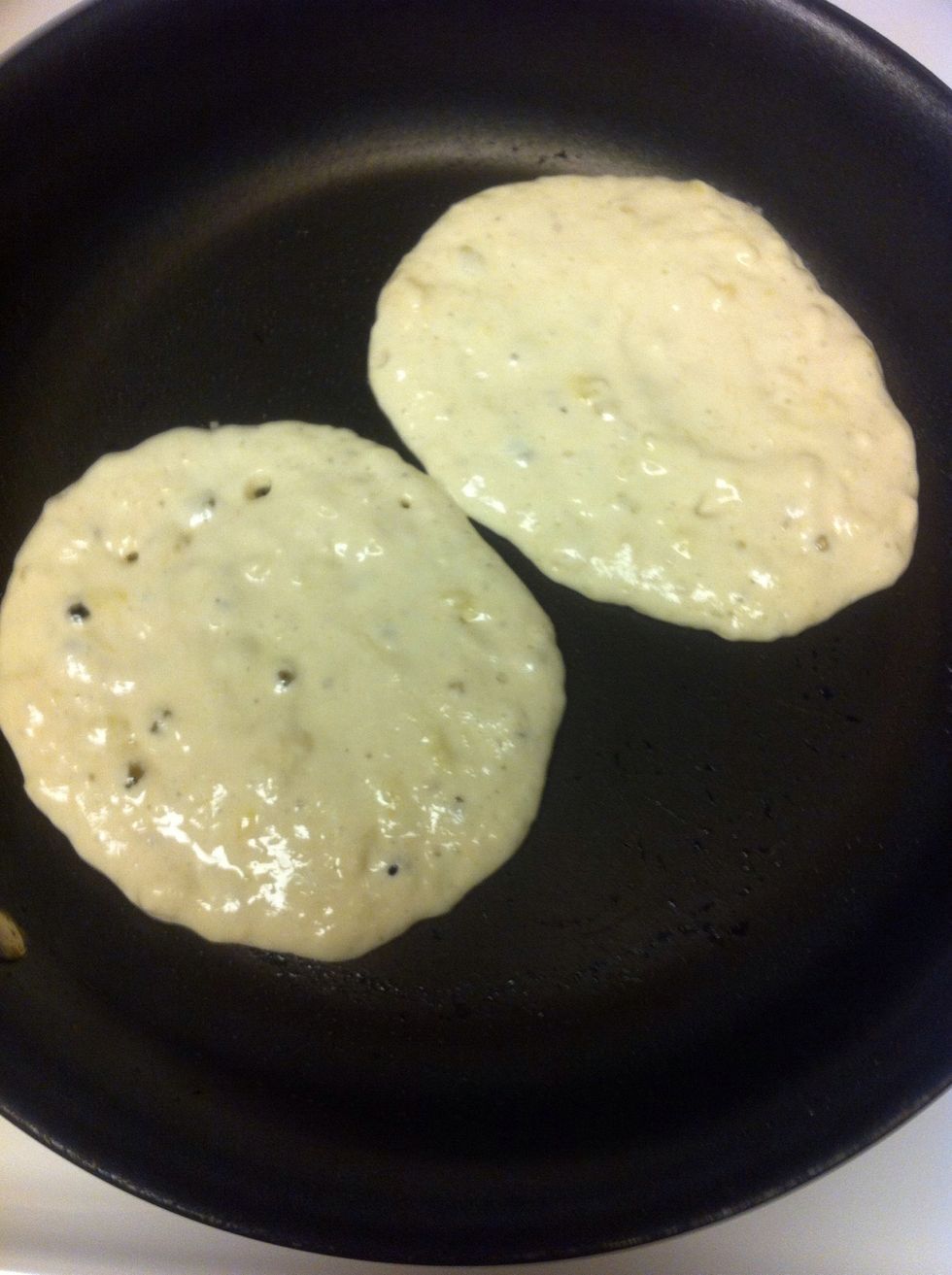 Add pancake batter thinly. Flip when bubbles appear, then let the other side cook for about 1 minute.