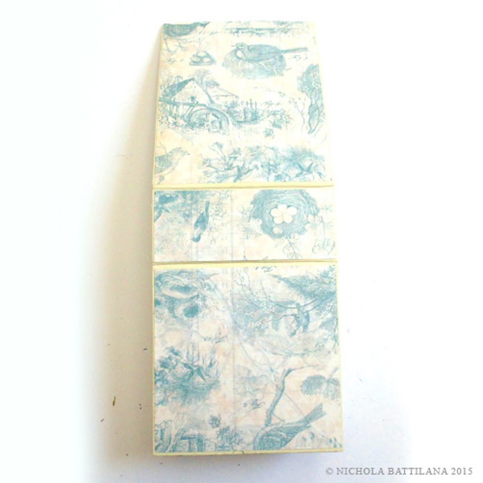 Add paper to the bottom and back of the box. Keep the folds free. Pay attention to the orientation of the paper design.