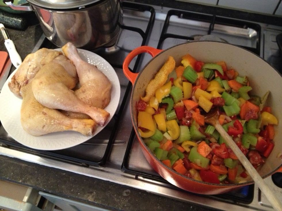 Add paprikas, chorizo,  orange peel, bayleaves, coriander seeds, paprika-powder and chili. Stir voor 4 minutes on high heat