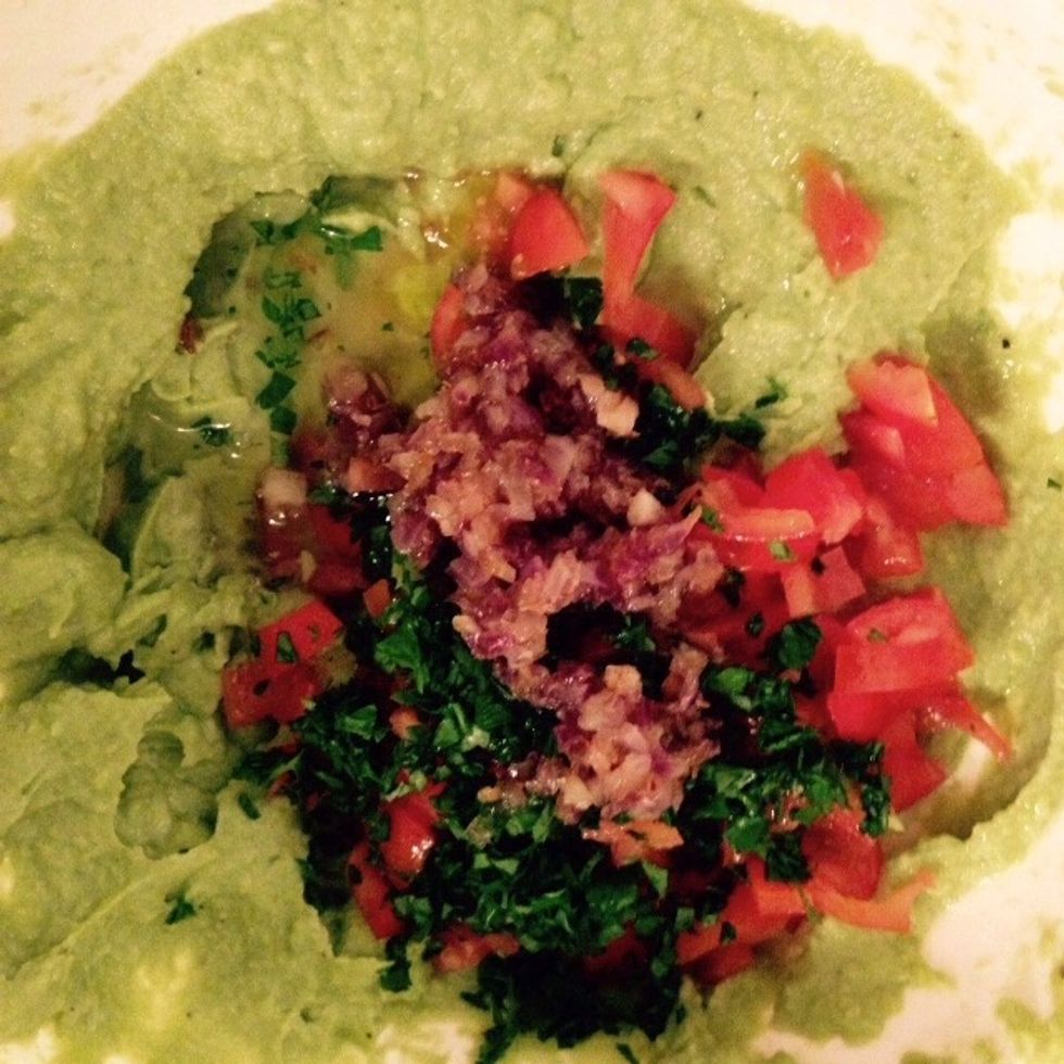 Add parsley, tomatoes and onion to the avocado, add the juice of the lemon, season with salt and pepper to taste. Stir together until uniform.