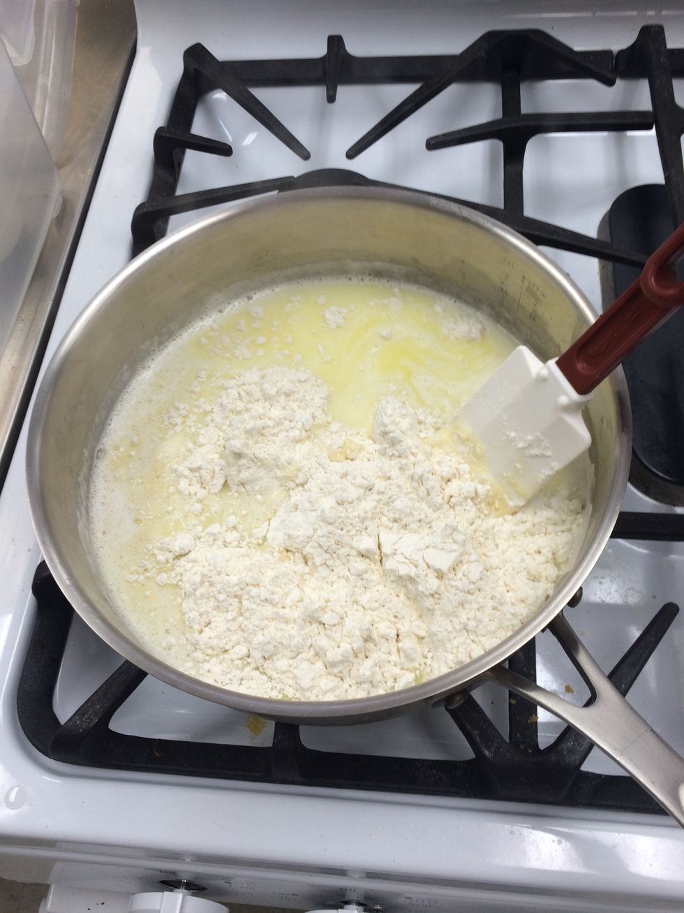 Add pastry flour (140g) and use a rubber scraper to press together.