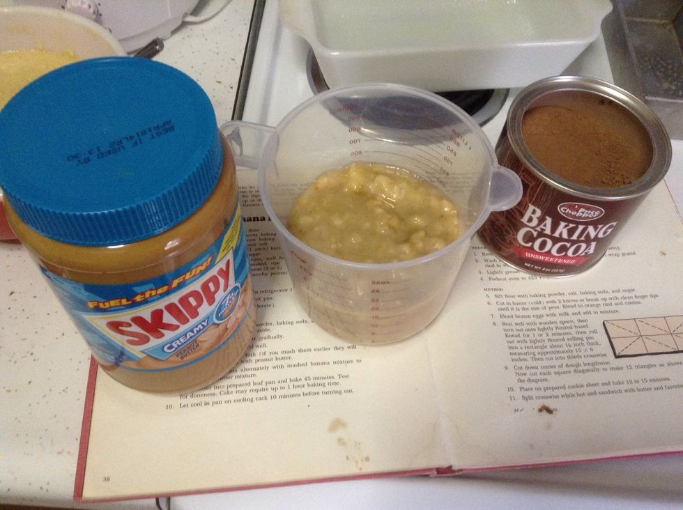 Add peanut butter and coco to the bananas