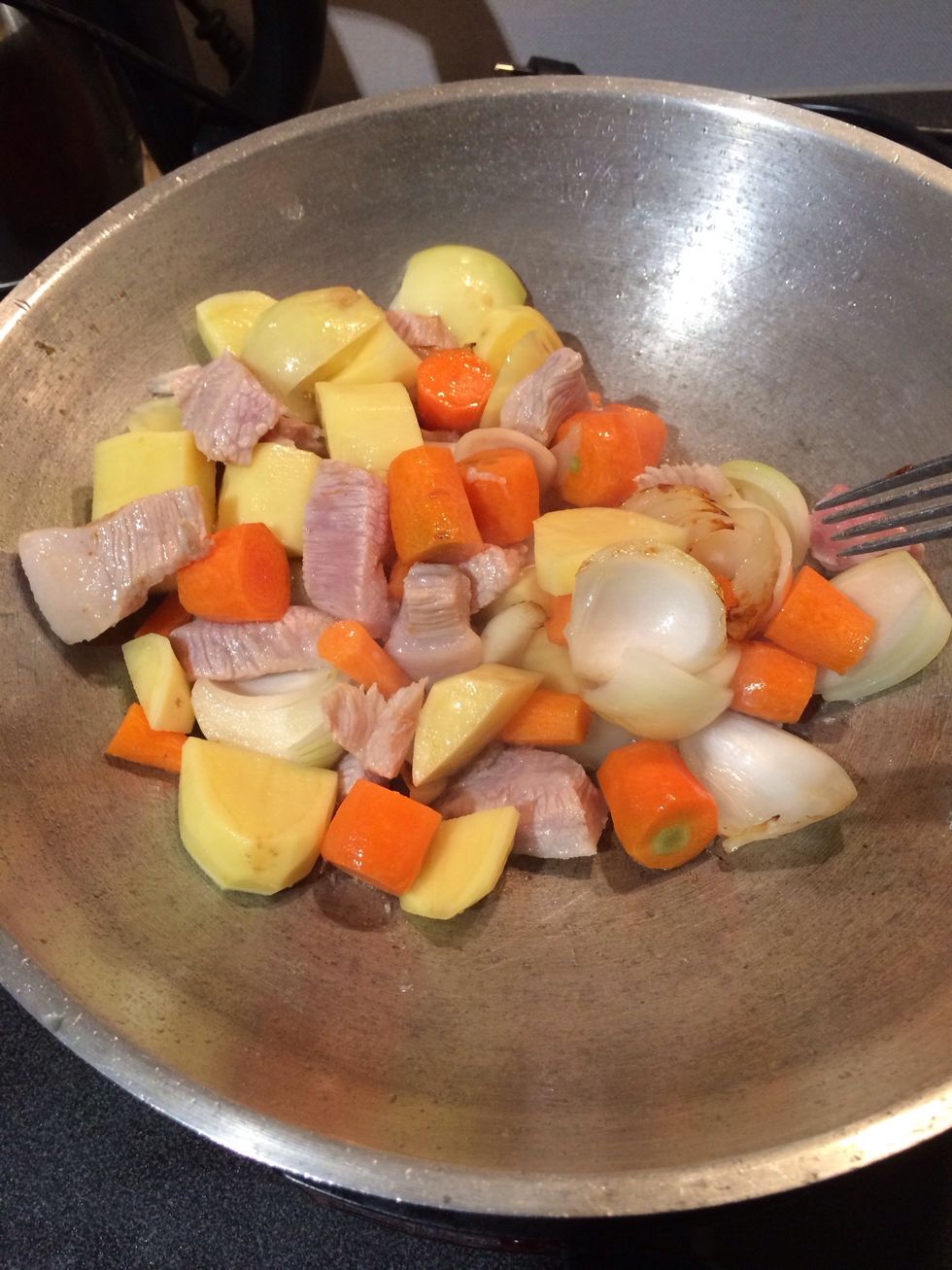 Add potato, carrot and meat. Stir-fried.