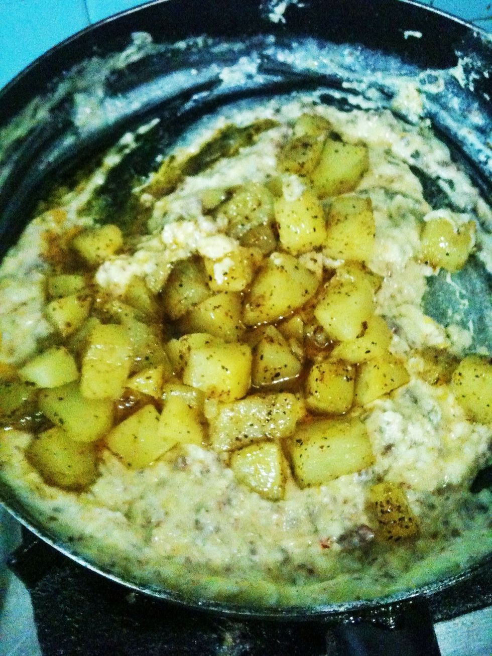 Add potatoes and melted butter into the sauce and mix them well.