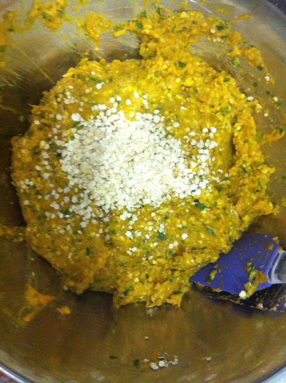 Add quinoia flakes, mix and place in fridge for 15-30 minutes the longer the better