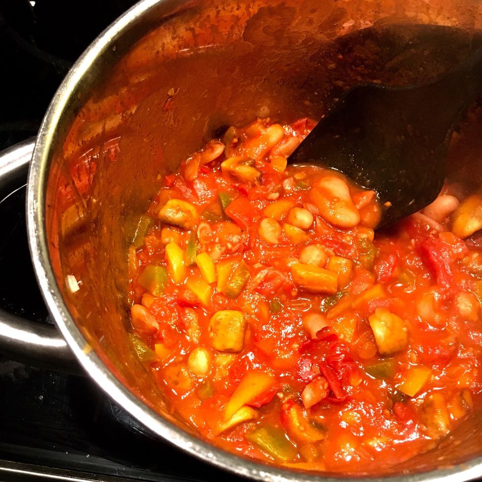 Add rest of the veg, canned tomatoes and beans. Add 1-2 dl of water. Turn the heat down to low medium and let simmer for 10-15 minutes. 'Mash' the tomatoes a little with the ladle and stir.