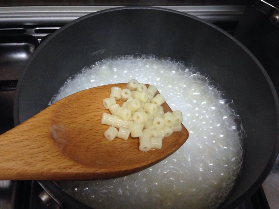 Add salt and oil to the water and boil the pasta--------- \u0646\u0636\u064a\u0641 \u0645\u0644\u062d \u0648 \u0632\u064a\u062a \u0627\u0644\u064a \u0627\u0644\u0645\u0627\u0621 \u0648 \u0628\u0639\u062f \u0627\u0644\u063a\u0644\u064a\u0627\u0646 \u0646\u0636\u0639 \u0627\u0644\u0645\u0643\u0631\u0648\u0646\u0629 \u0648 \u0646\u062a\u0631\u0643\u0647\u0627 \u0644\u062a\u0646\u0636\u062c