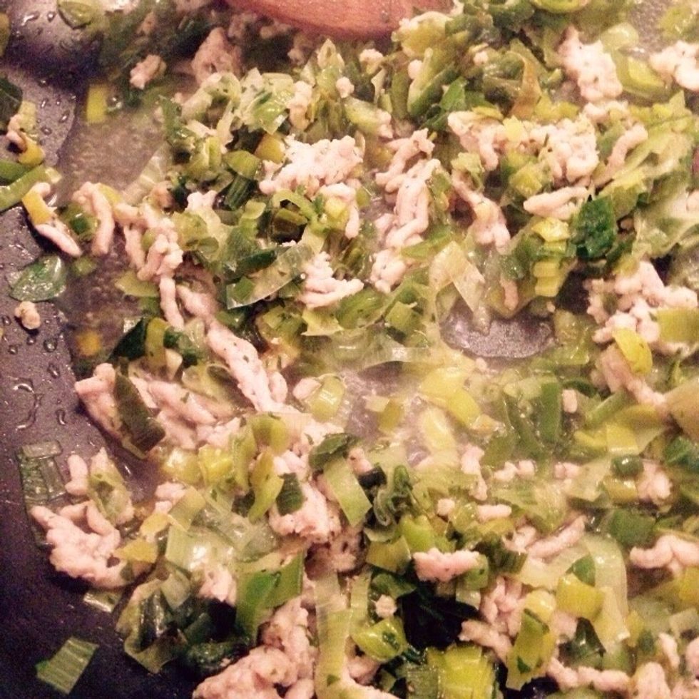 Add salt and pepper to taste and keep cooking for 10min