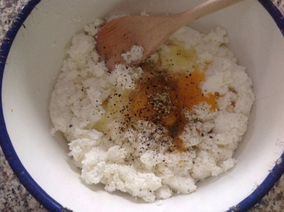 Add salt and pepper to the mixture. Boiled spinach or peas can also be added according to taste. A few peppercorns or chilli peppers will give the mixture a more piquant taste.