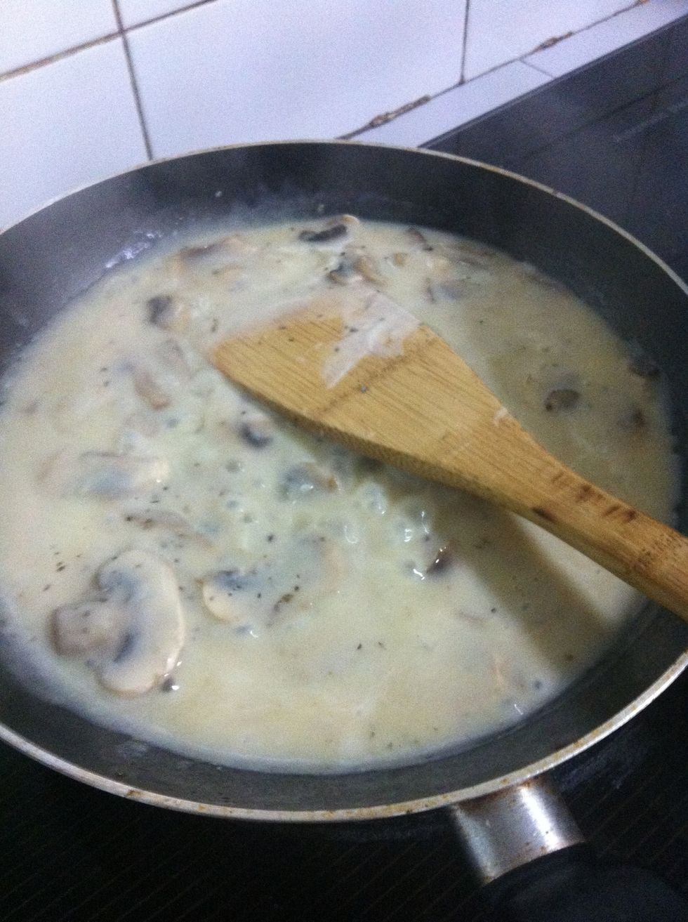 Add sauce to mushroom