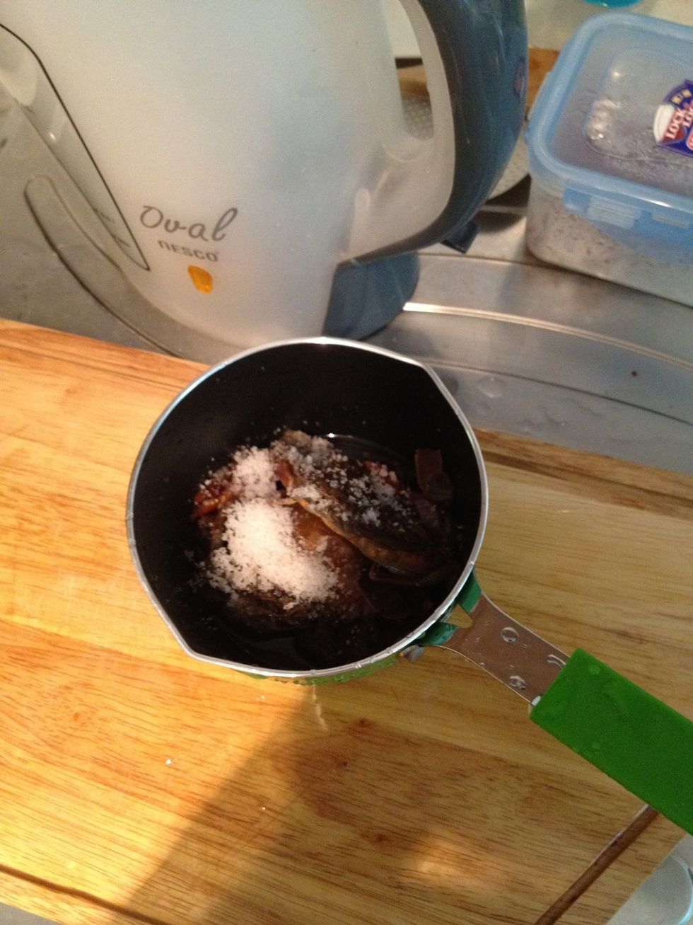 Add sea salt and warm water to clean the crab and reduce the odor.