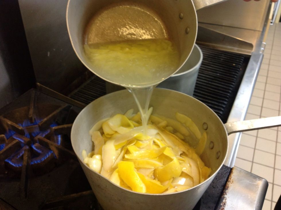 Add segments to the lemon peel