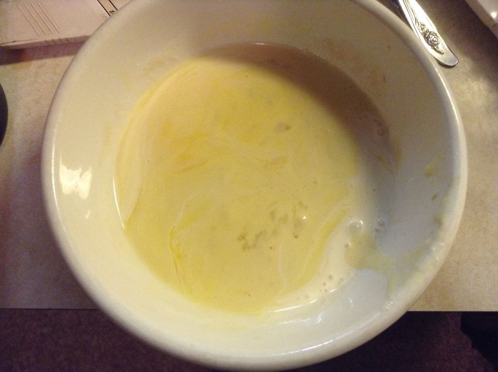 Add slightly beaten egg, whipping cream, and vanilla extract together. And mix well.