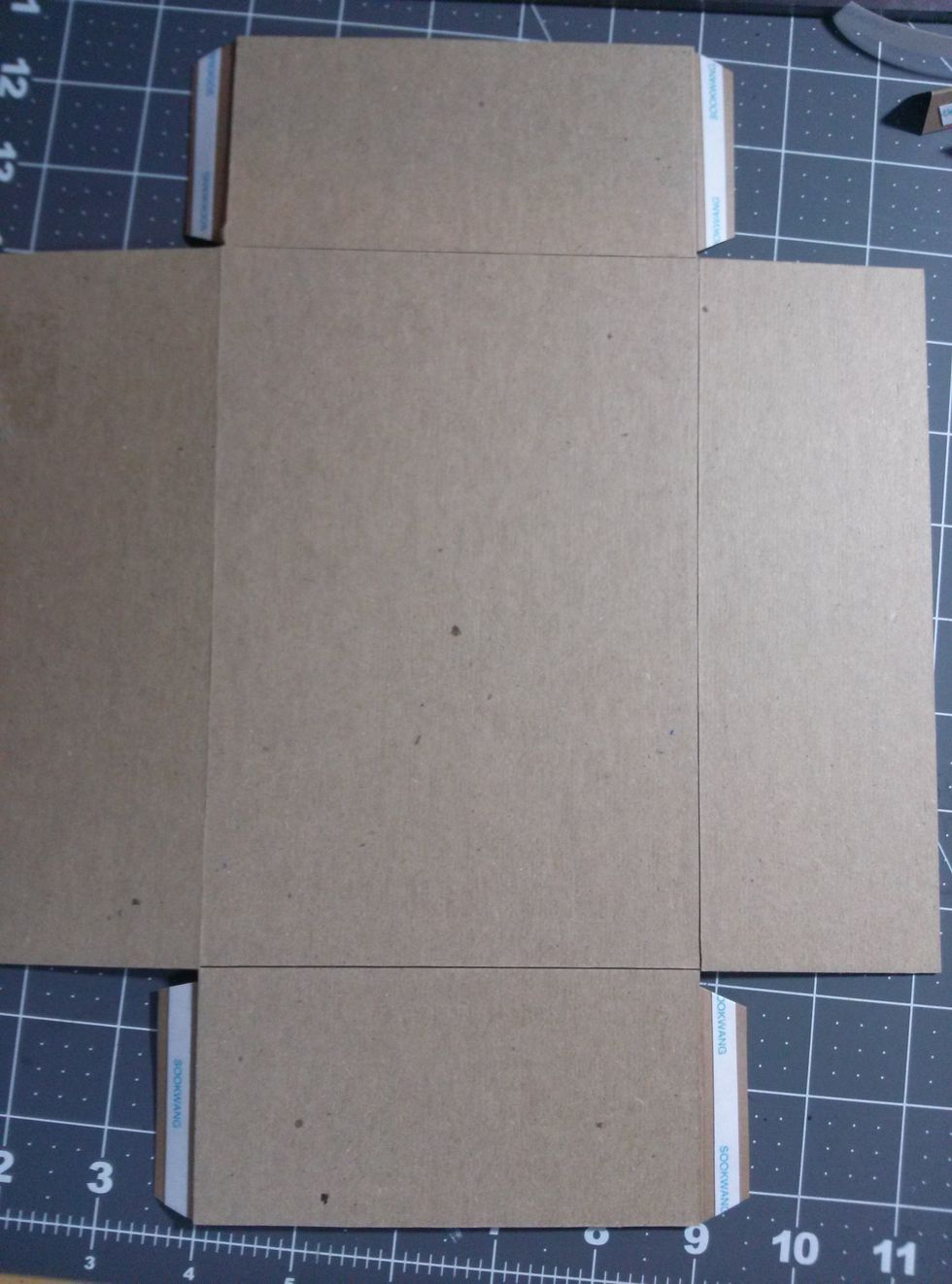 Add small construction strips to the side chipboard pieces. Adhere all sides together to create a box with the construction strips on the inside of the box.