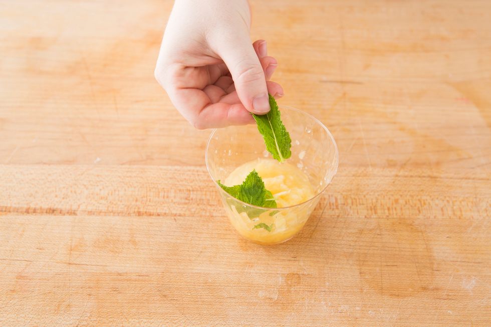 Add some mint leaves.