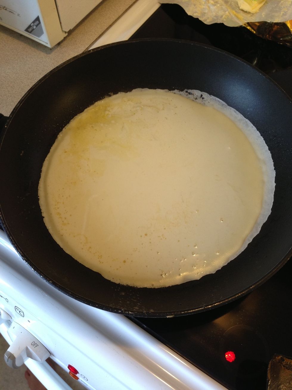Add some of your pancake mix into the pan, just over 0,1 l (1 dl)