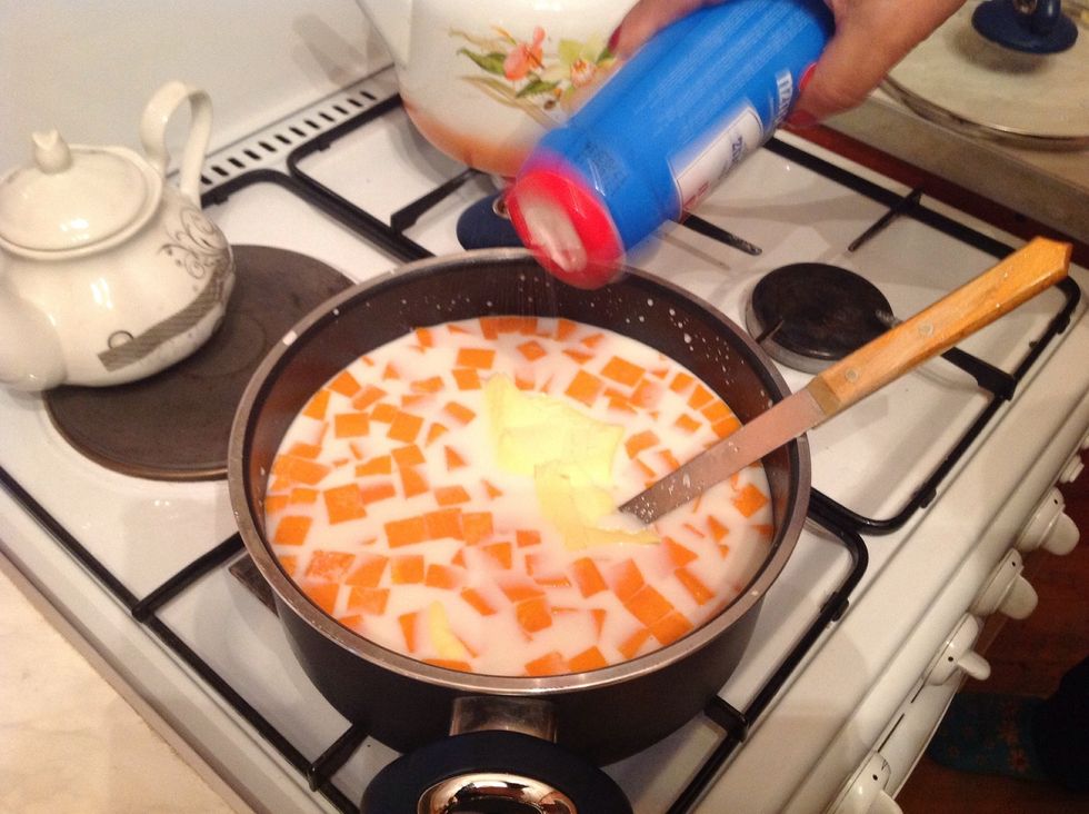 Add some salt and stir it.