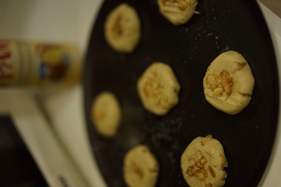 Add some shallots on top. Bake all the cookies around 15-18 mins or until golden.